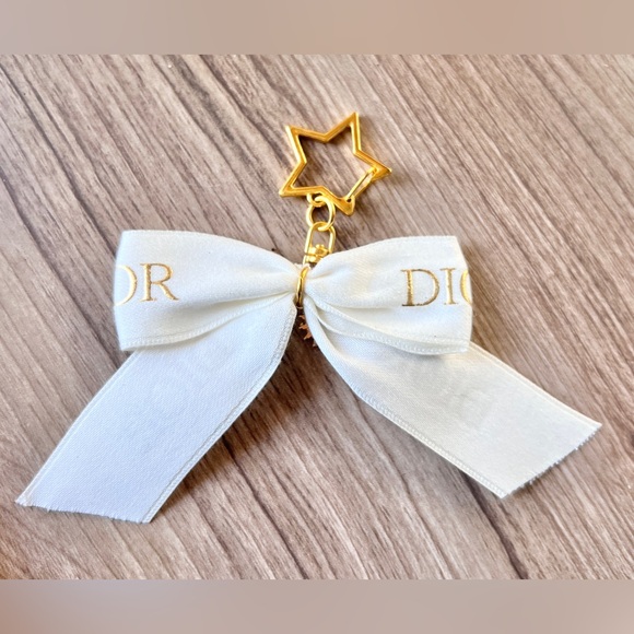 ✨ Dior Keychain Ribbon Gold + White Satin Bow Star Charm Keyfob✨ - Picture 3 of 3